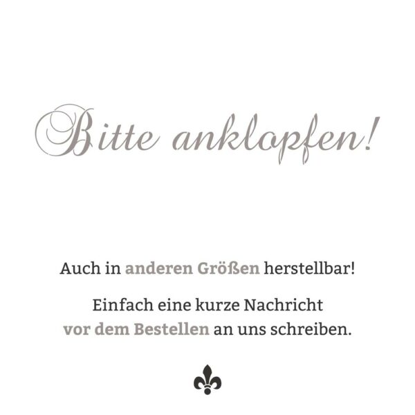 Zu sehen ist der Schriftzug der Schablone Bitte anklopfen. Darunter ist ein Hinweis, das man das Motiv auch in anderen Größen bestellen kann.