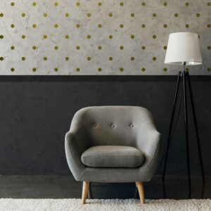 Wandgestaltungsidee eines Wohnraums mit der Wandschablone Kreise. Die Kreise werden hierzu mit goldener Farbe auf die Wand gemalt und der Sockel in 2 unterschiedlichen dunkelgrauen Tönen gestaltet.