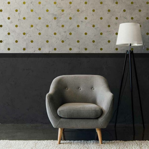 Wandgestaltungsidee eines Wohnraums mit der Wandschablone Kreise. Die Kreise werden hierzu mit goldener Farbe auf die Wand gemalt und der Sockel in 2 unterschiedlichen dunkelgrauen Tönen gestaltet.